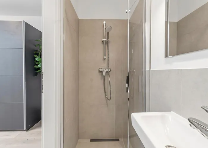 Modern Retreat With Ac - 15 Min To Center
