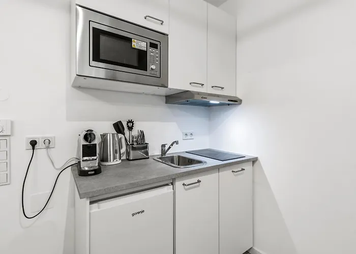 Modern Retreat With Ac - 15 Min To Center Διαμέρισμα